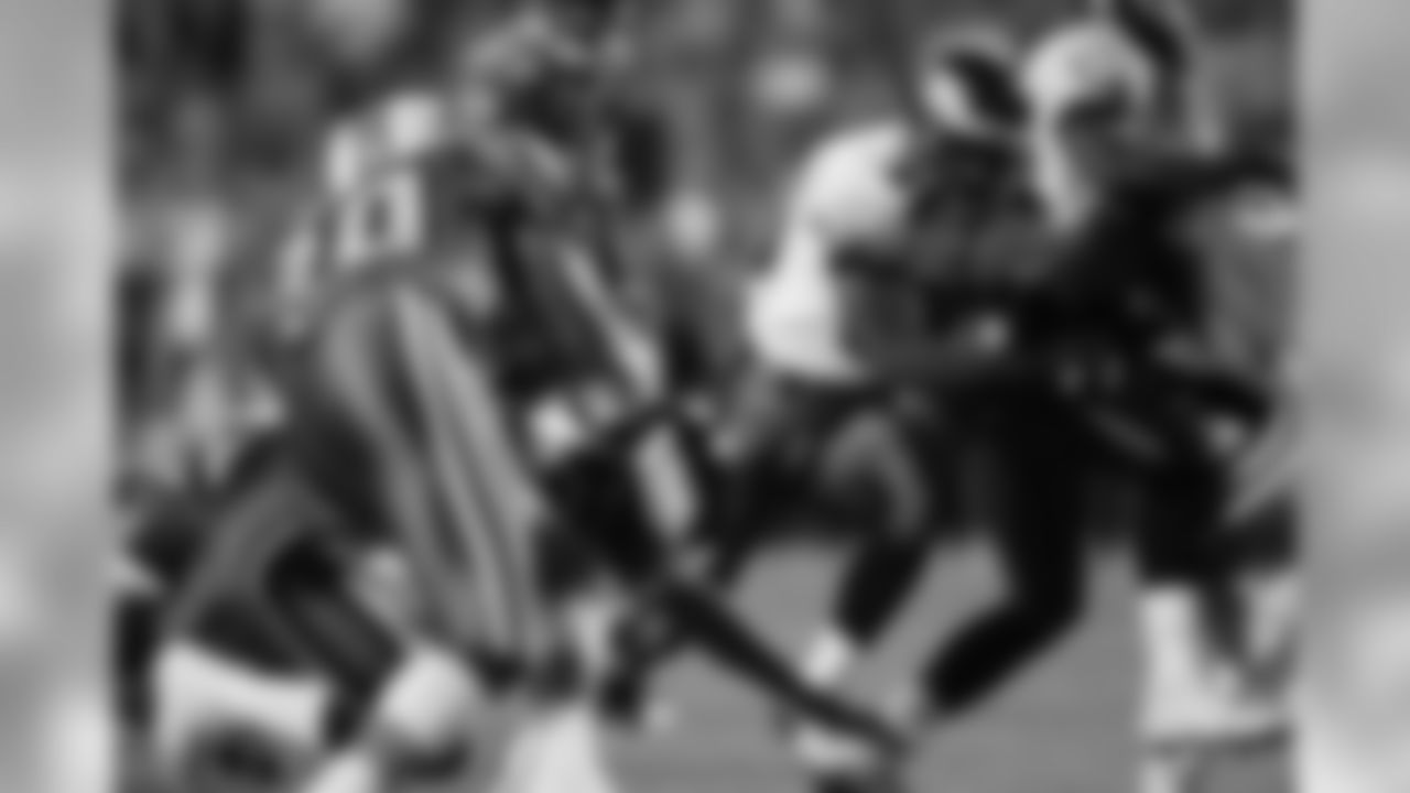 RB Brian Westbrook breaks through traffic in Miami