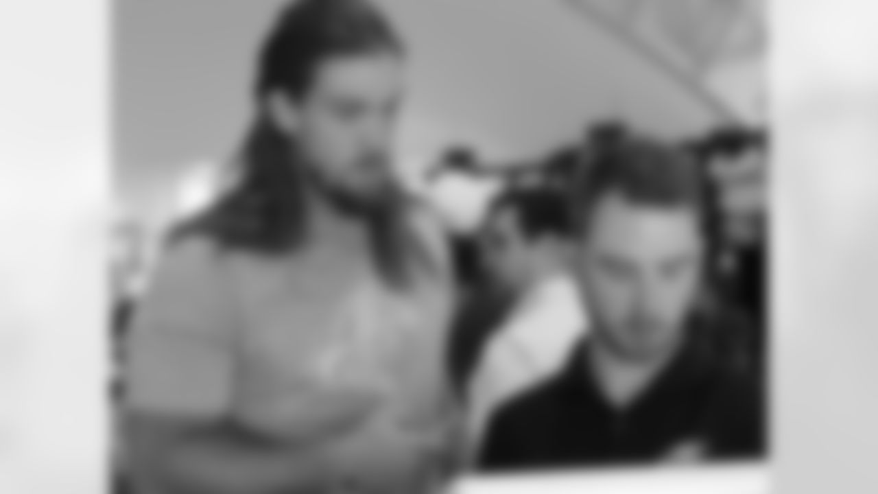 LB Bryan Braman checks out the photos