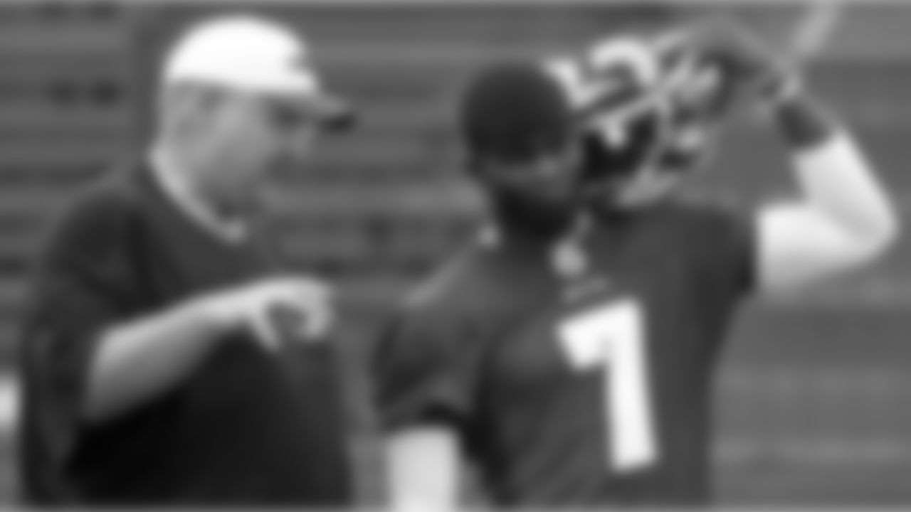 HC Andy Reid coaches QB Michael Vick