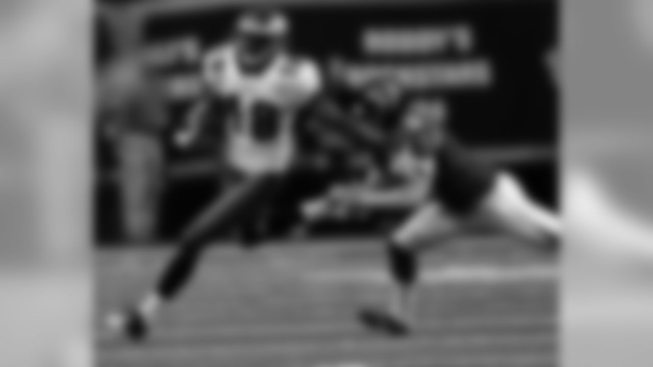 PR Jeremy Maclin nets a nice punt return in the first quarter