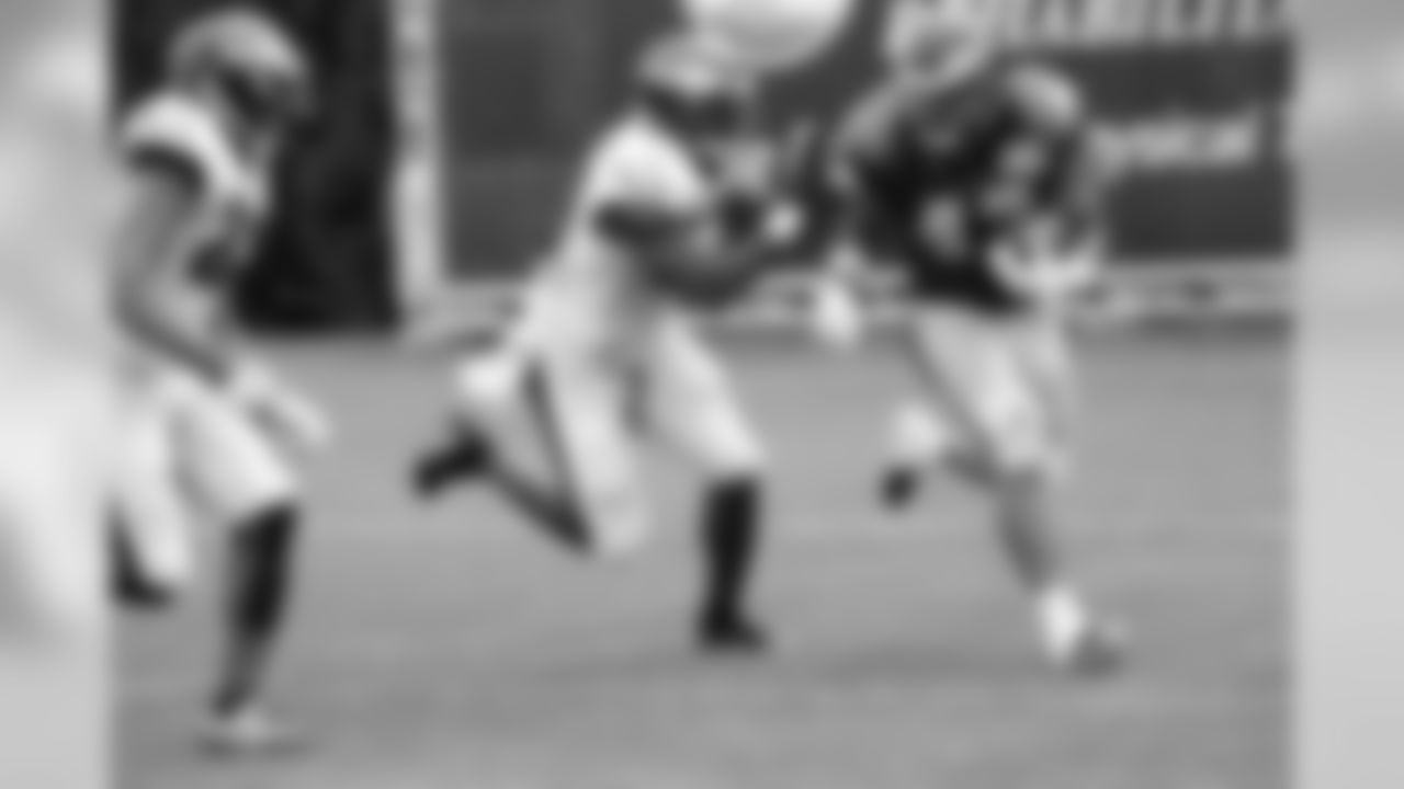 LB Nigel Bradham & TE Trey Burton