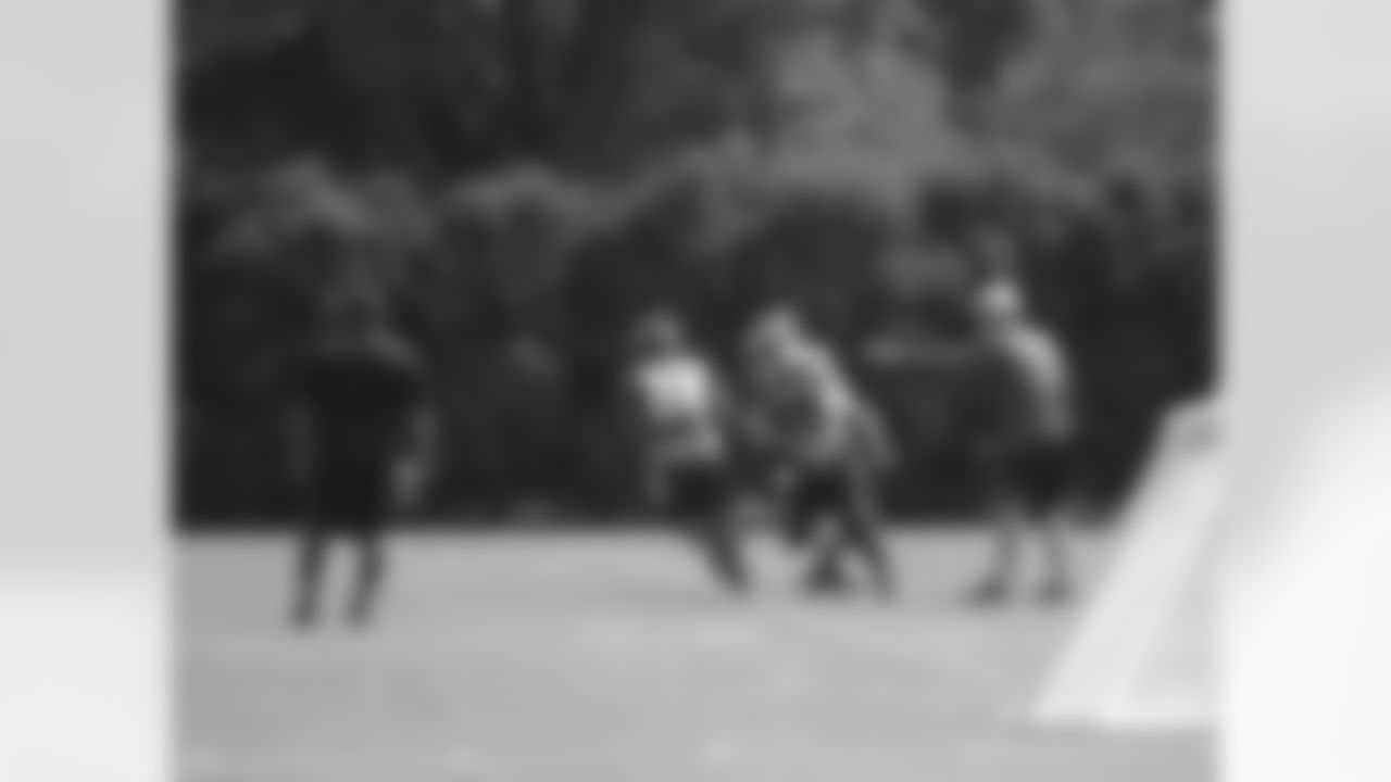 QB Stephen Morris hands it off to RB Ryan Mathews