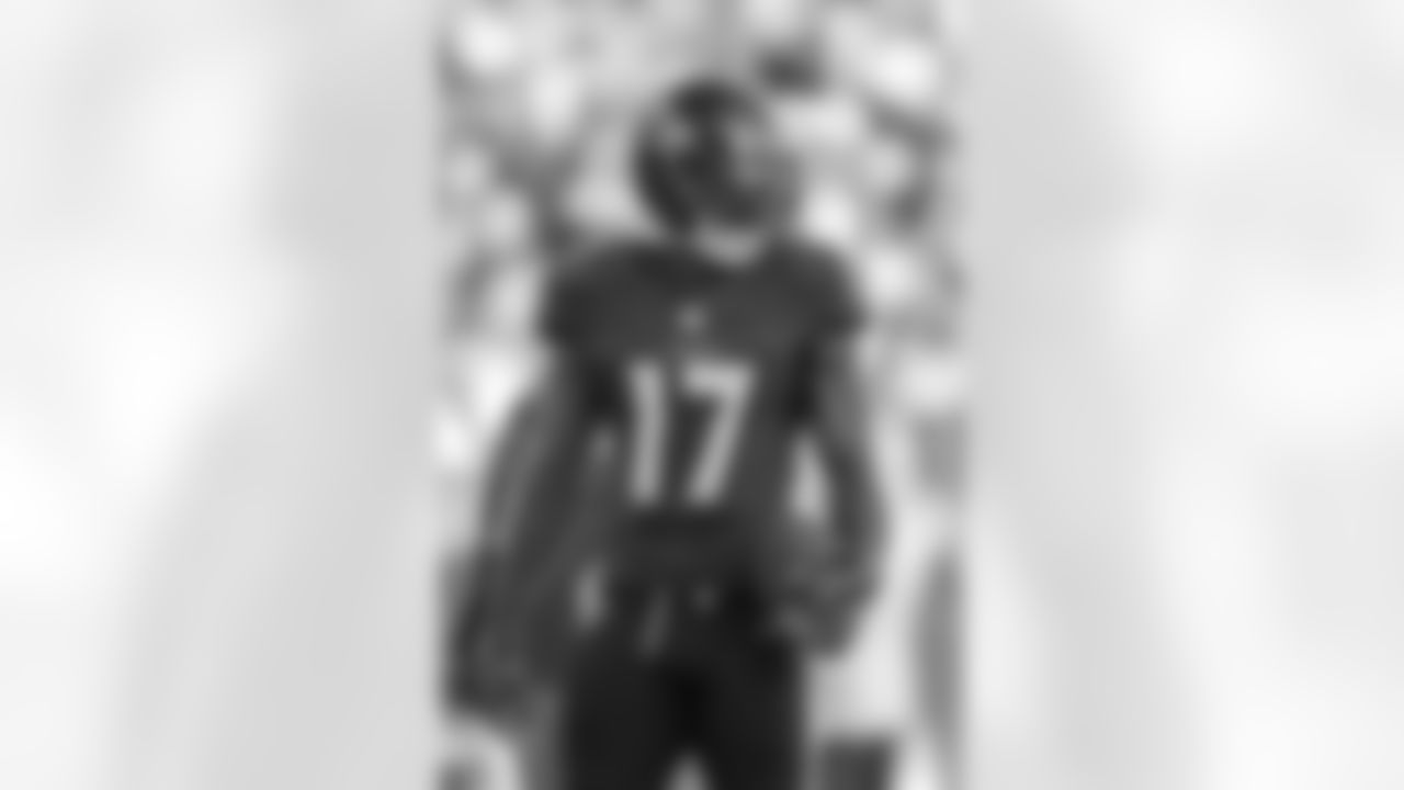 The Philadelphia Eagles agreed to terms with WR Mike Wallace on a one-year contract