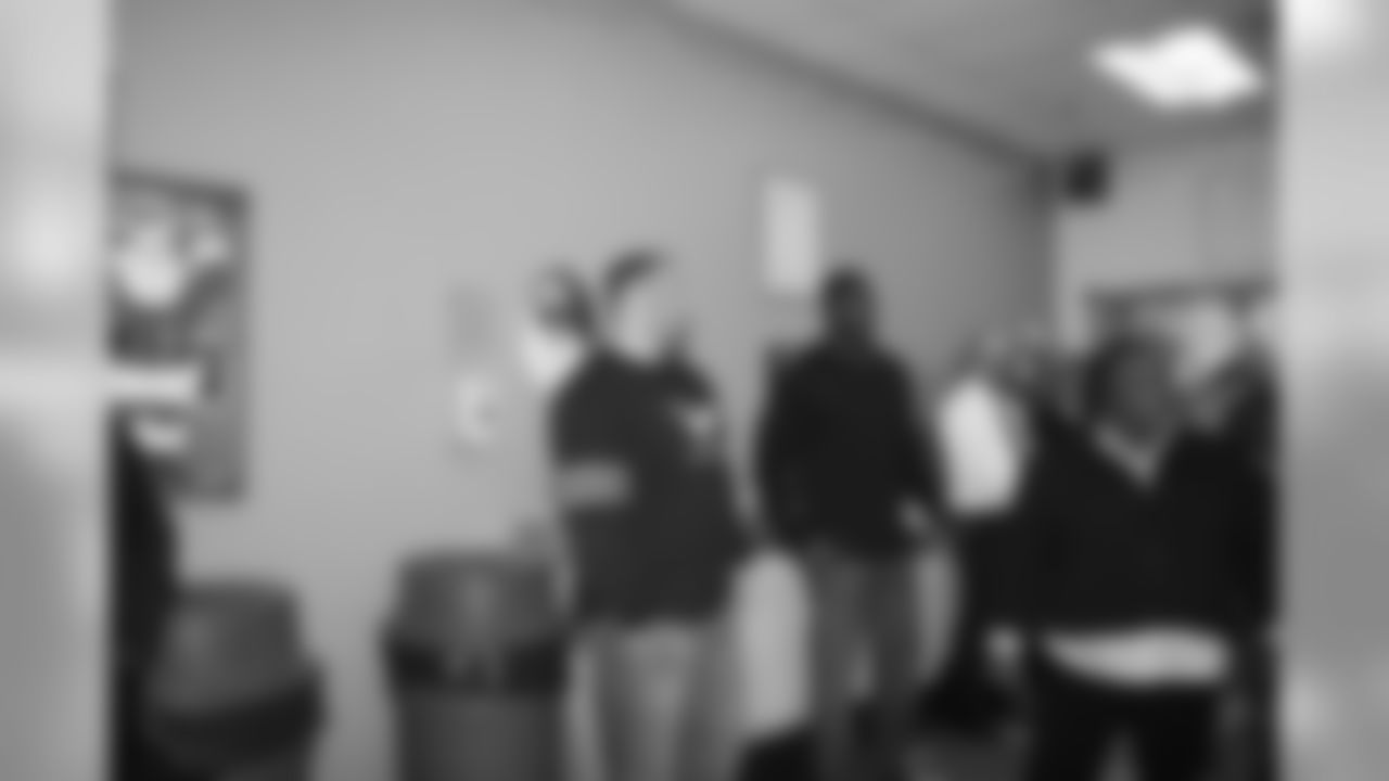 Eagles and Tony Luke visit Covenant House