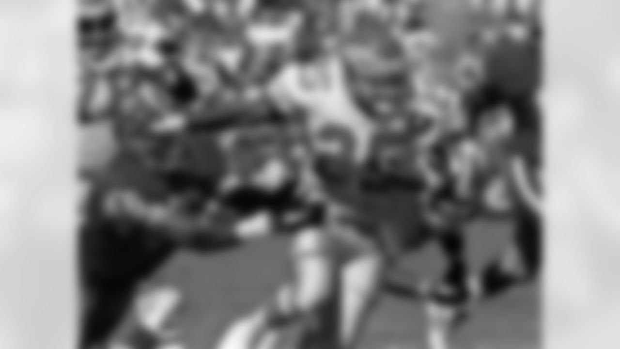RB Charlie Garner takes off in 1994