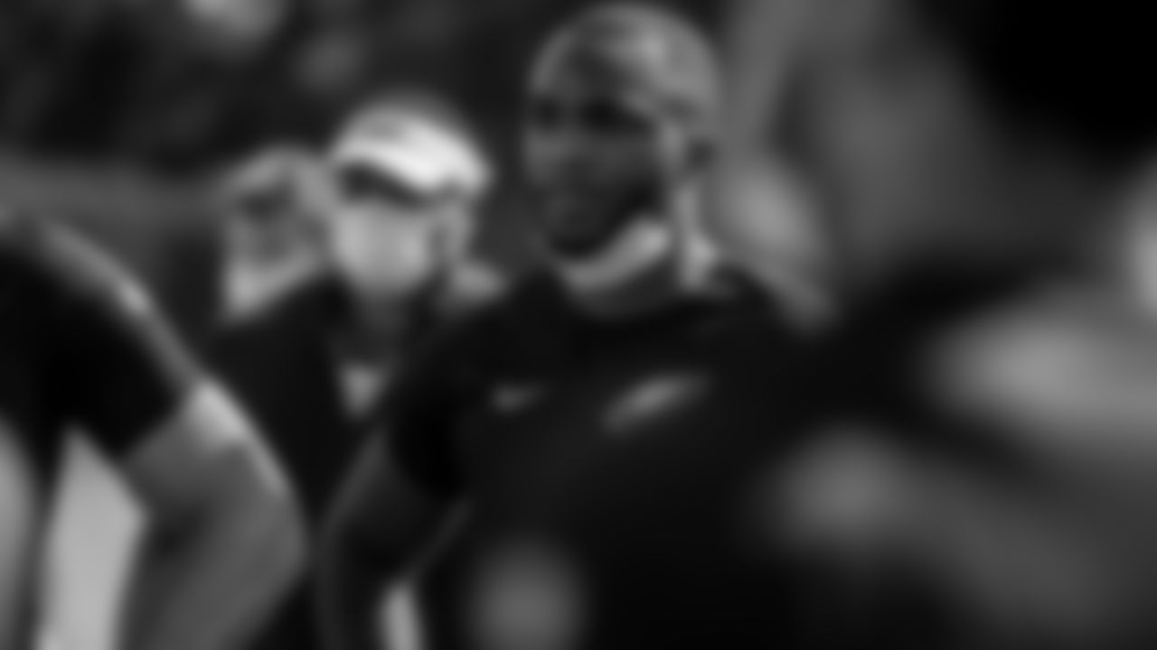 LB Davion Taylor