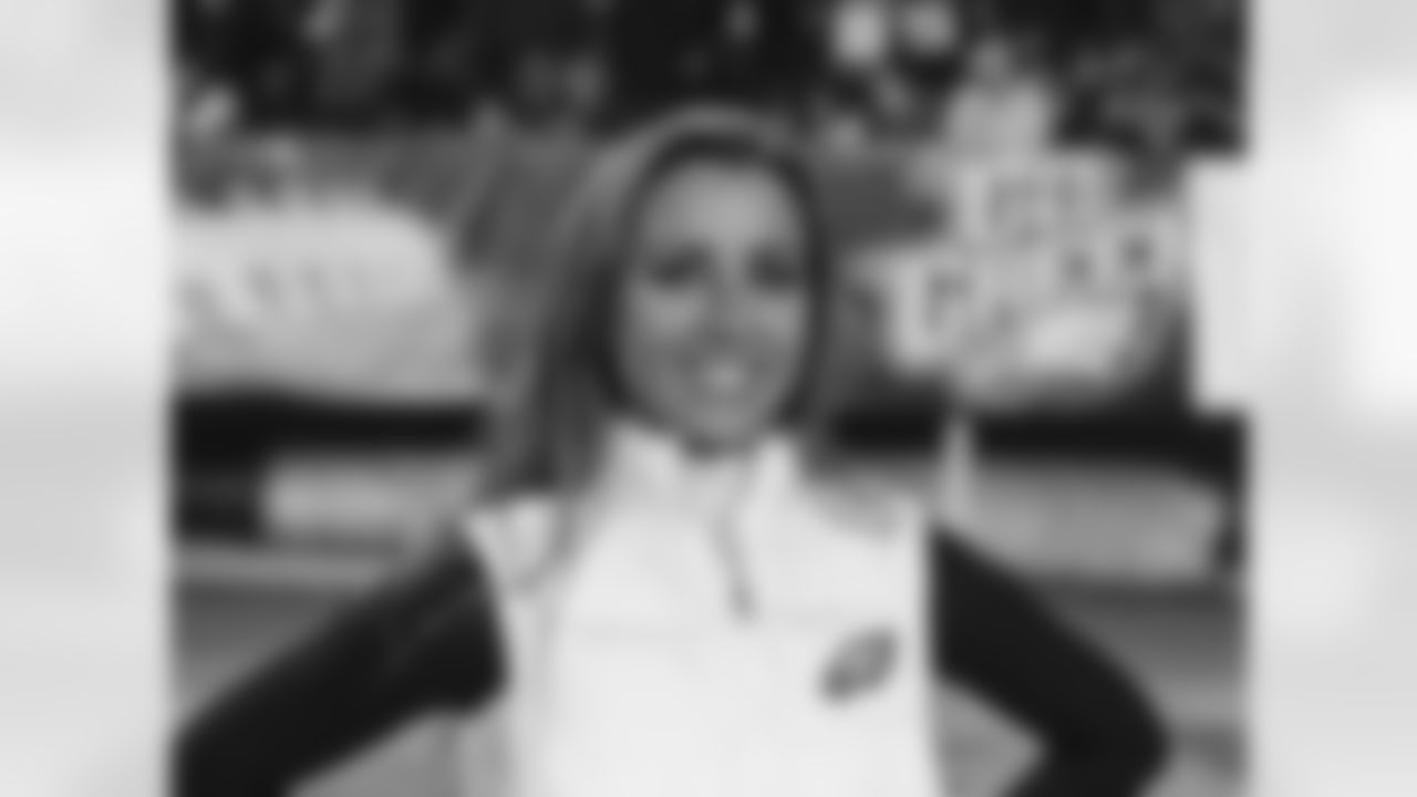 Eagles' cheerleader