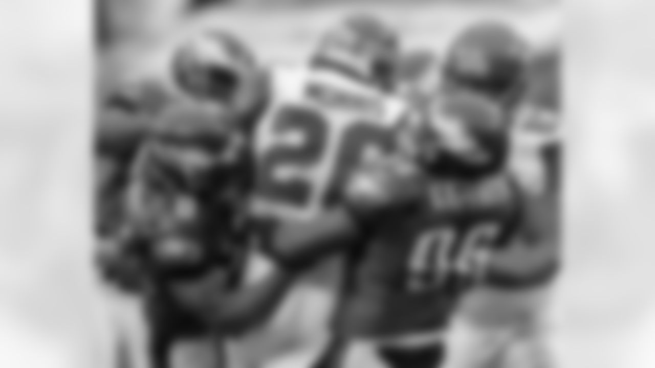 FS Brian Dawkins and LB Omar Gaither wrap up Seattle RB Maurice Morris