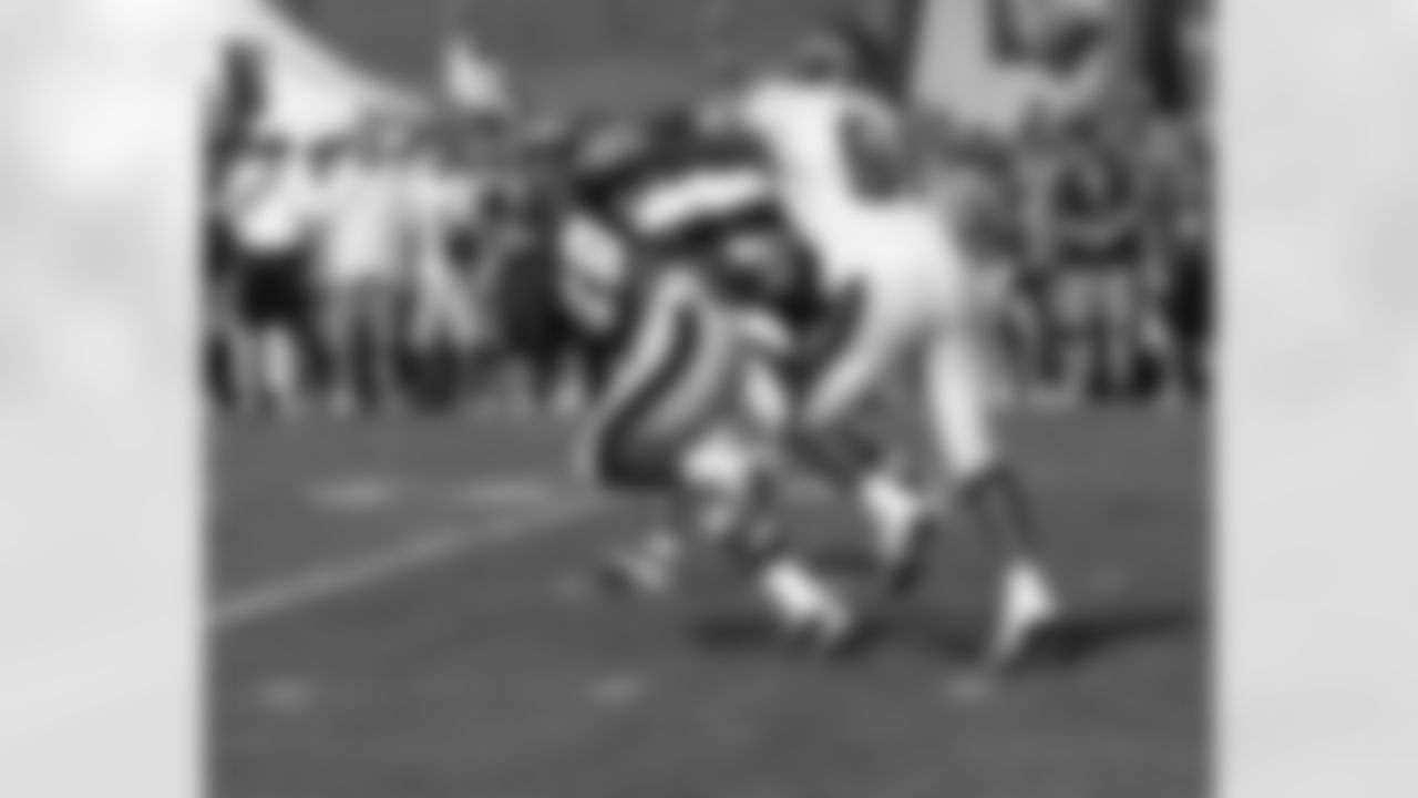 RB LeSean McCoy in action vs. DE Darren Howard and Co.