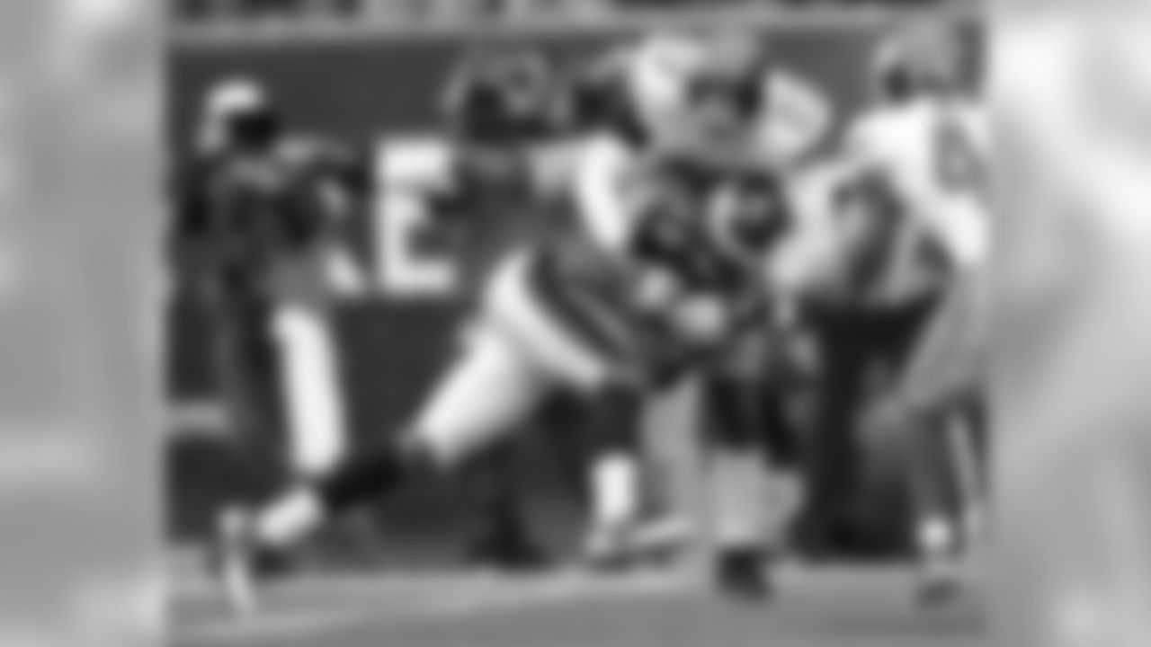 WR Jeremy Maclin holds on for the TD