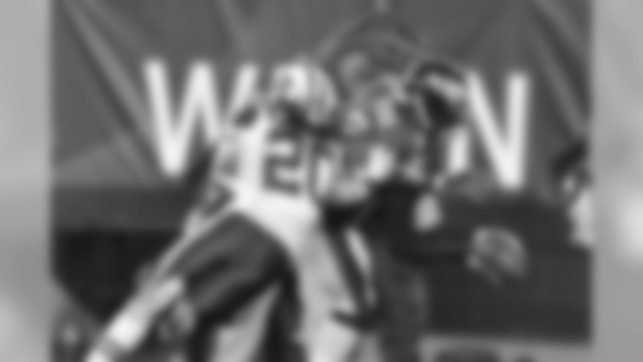 QB Michael Vick runs it in for a TD
