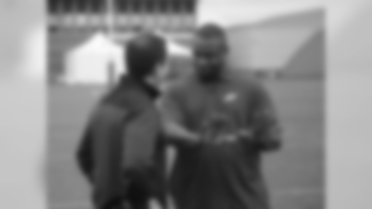 Eagles general manager and Eagles great Troy Vincent catch up