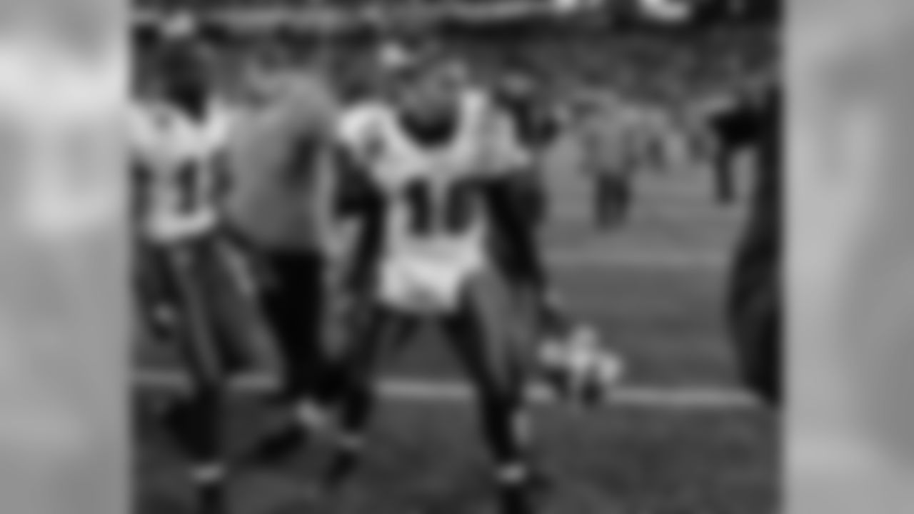 WR DeSean Jackson celebrates with his teammates on the field