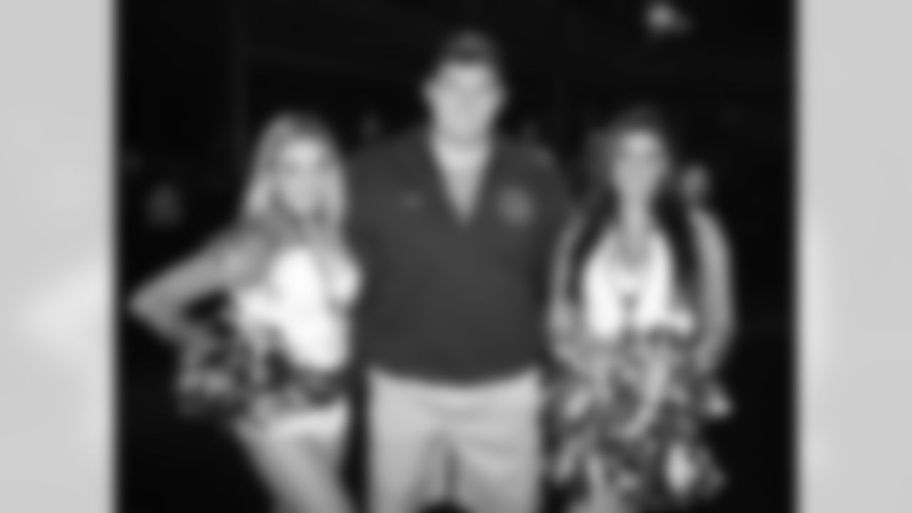 Cheerleaders at Madden Bowl with Travis Mills, travismills.org
