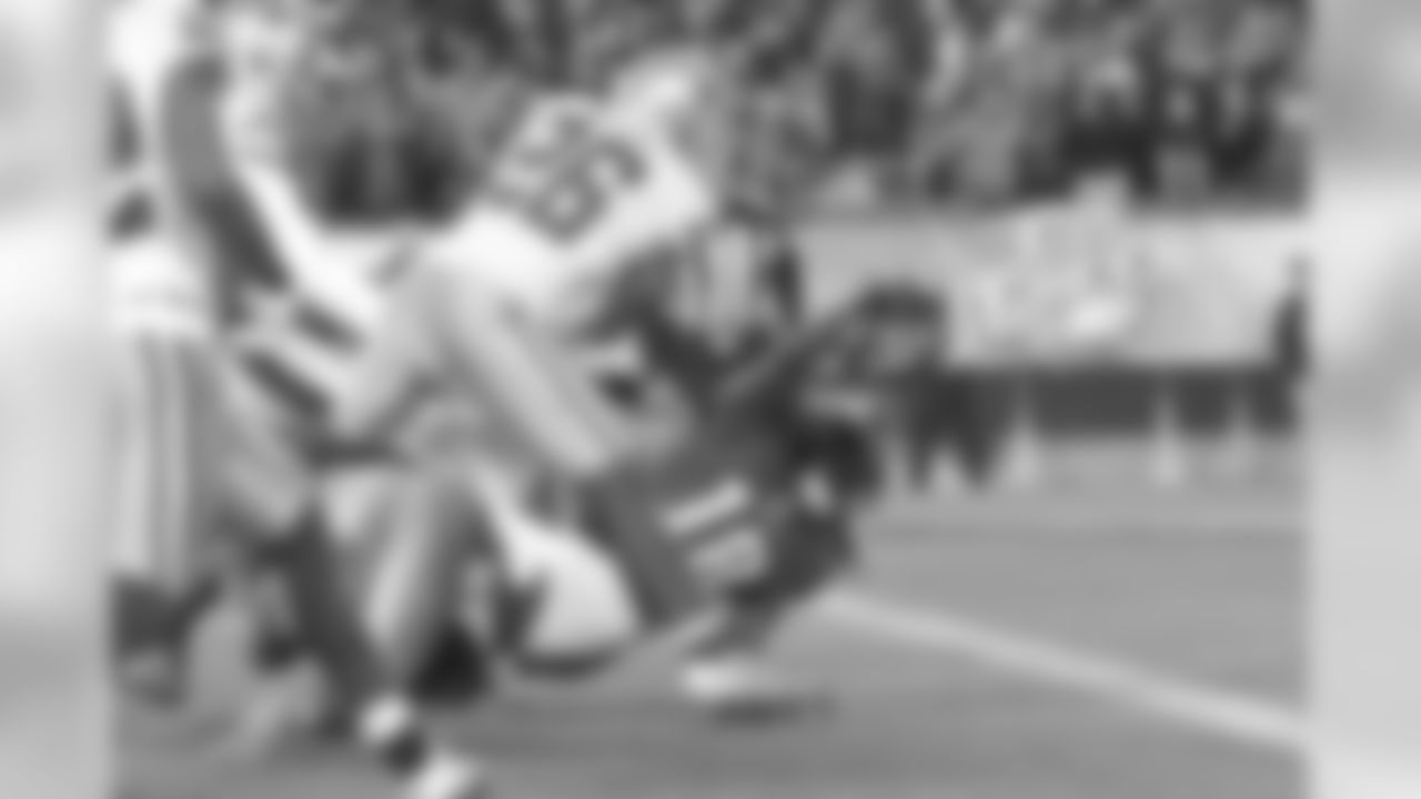 WR Jeremy Maclin coming up just short of the goal line