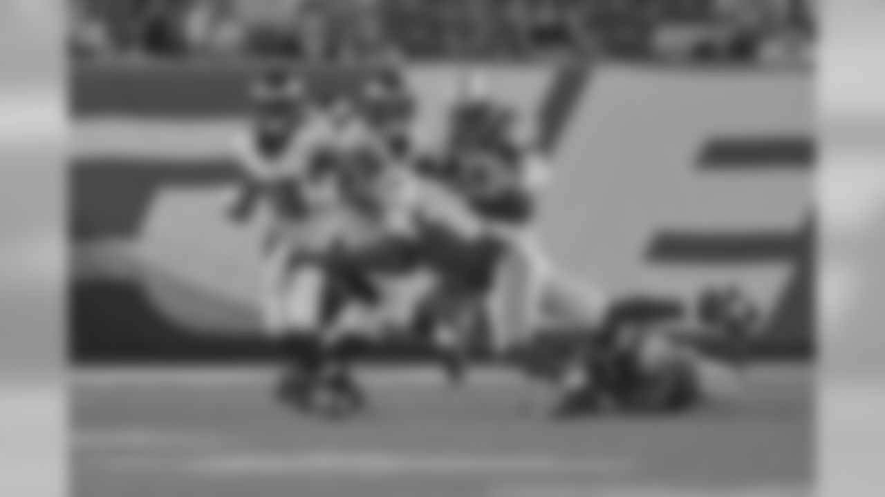 RB Raheem Mostert tries to run through traffic