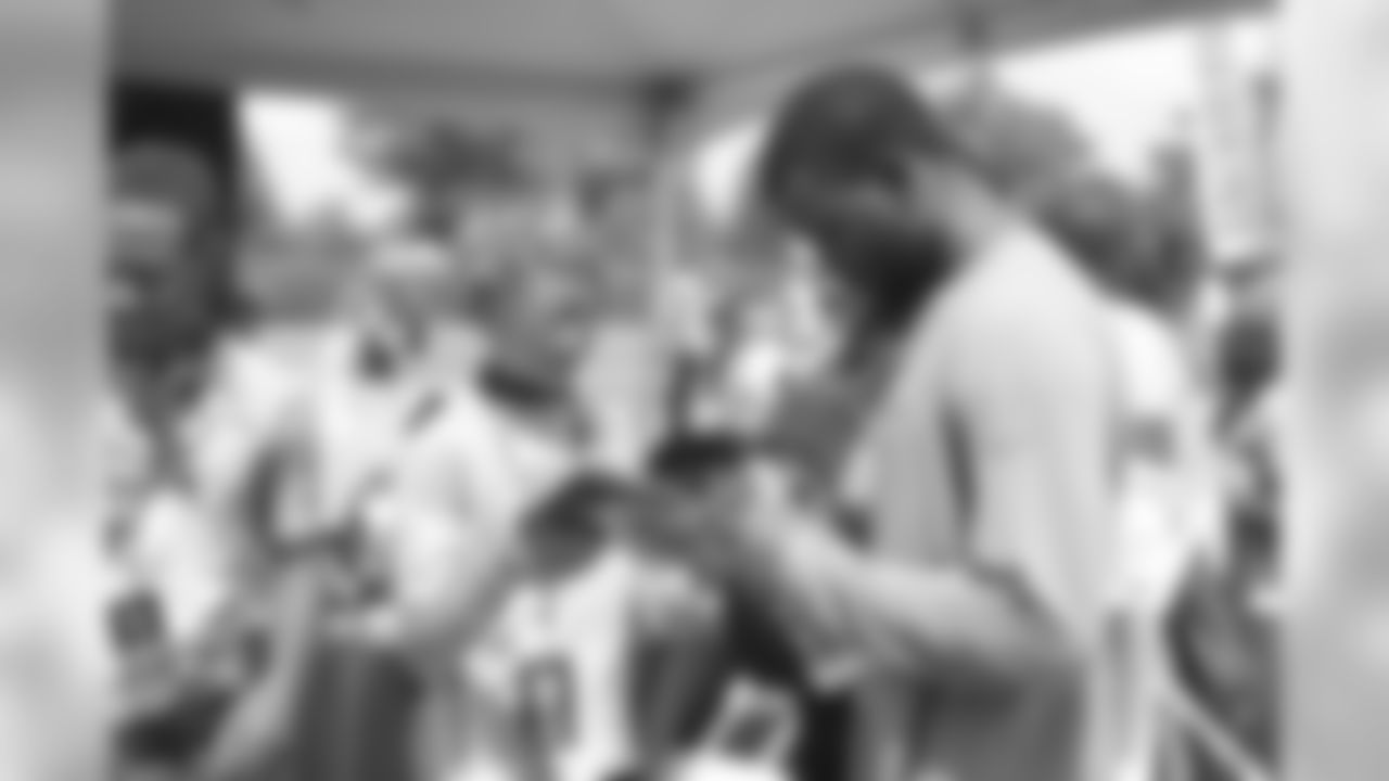 DB Walter Thurmond signs autographs