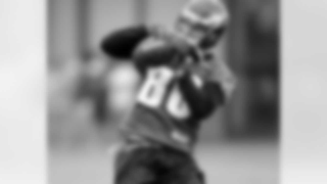 WR Kevin Curtis with a reception