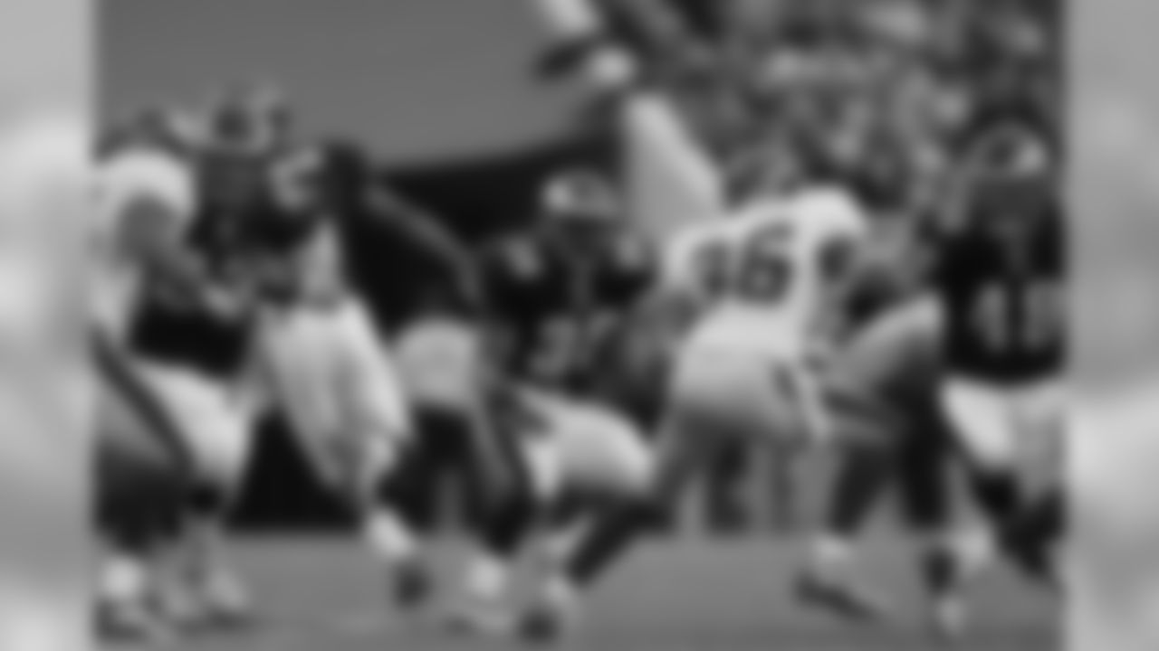RB Brian Westbrook shakes a defender