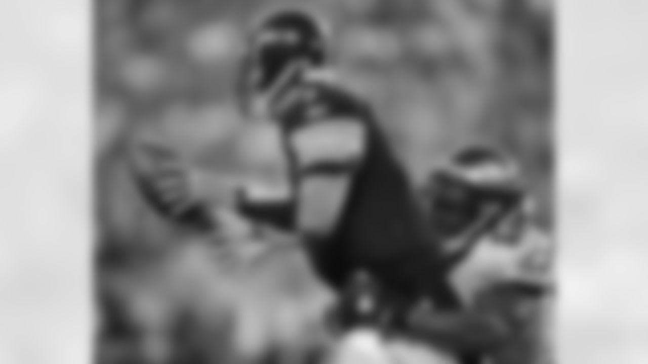 DE Trent Cole wraps up QB Ben Roethlisberger