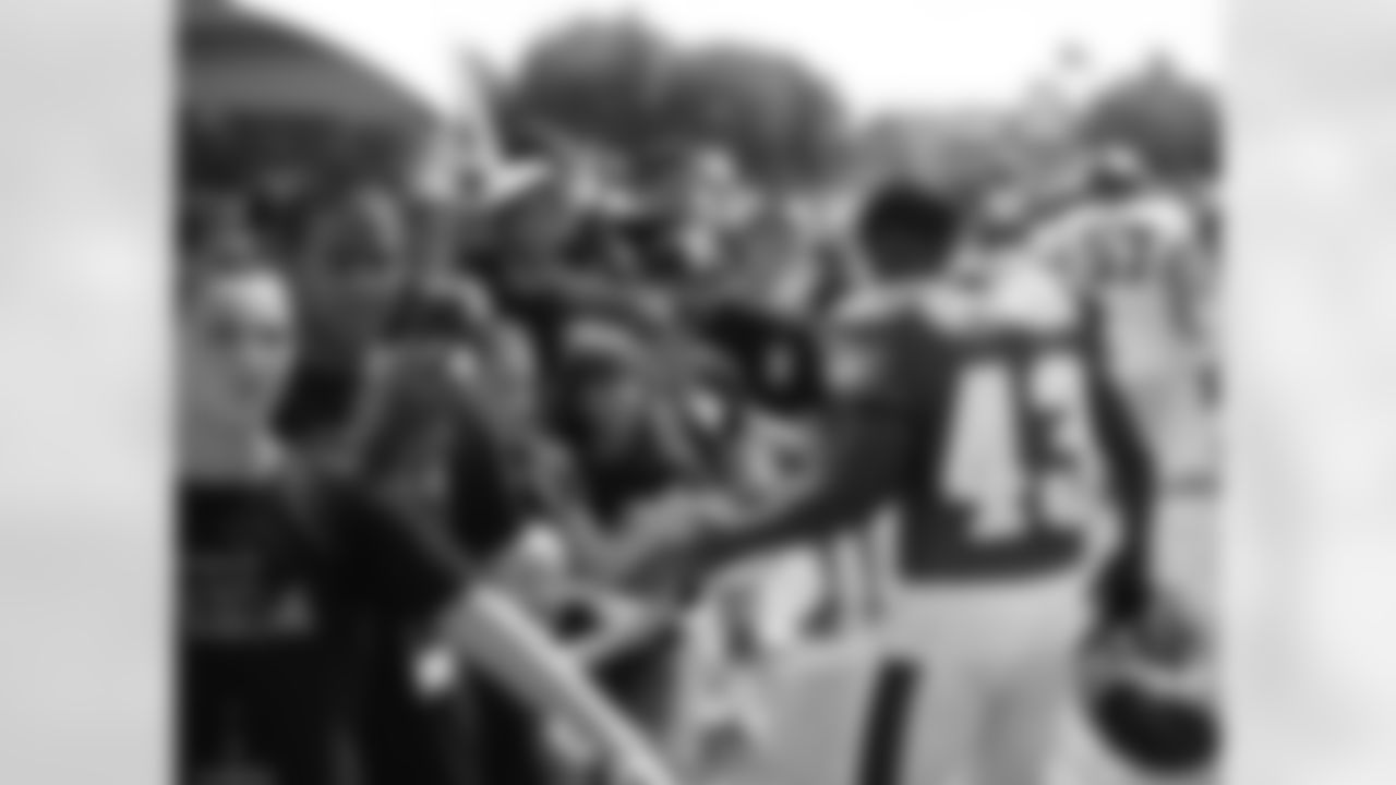 RB Darren Sproles welcomes these fans to practice