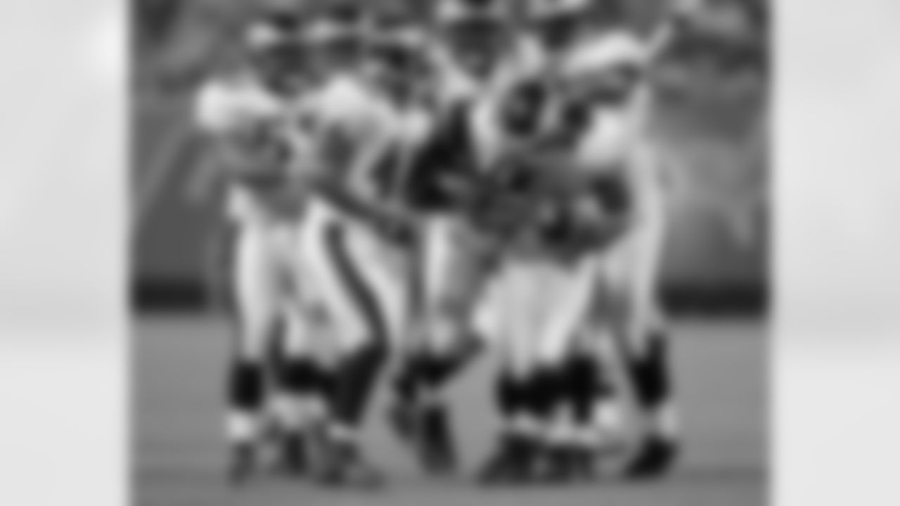 Eagles congratulate WR Greg Lewis