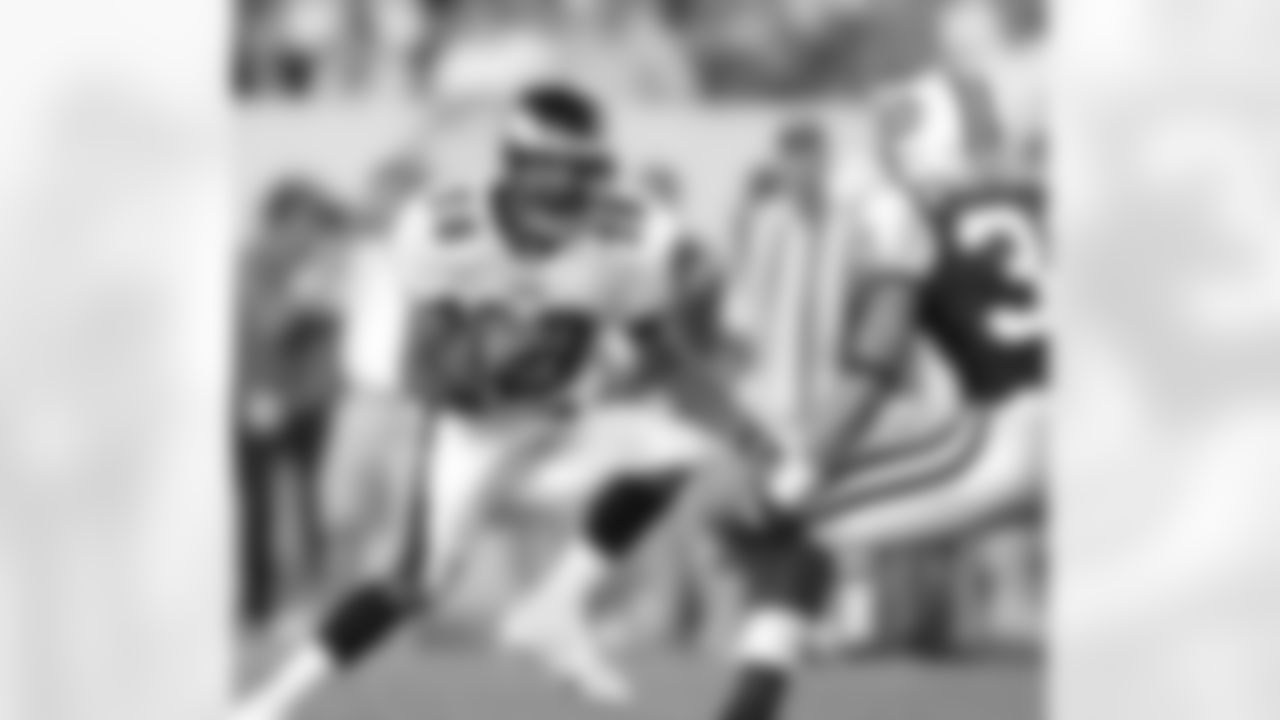 WR Greg Lewis puts a move on Jets defender