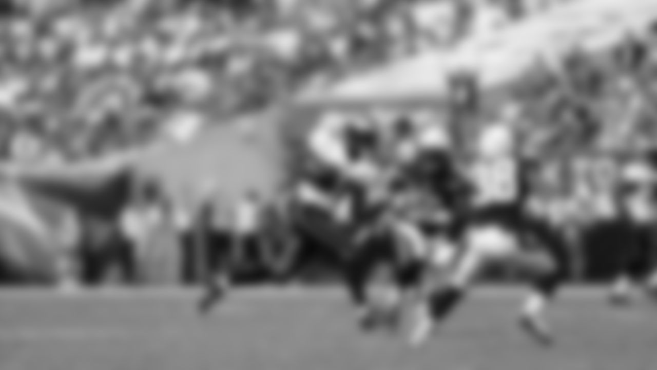 Eagles' wide receiver Jason Avant runs after the catch in the second half of Sunday's game against the Chargers.