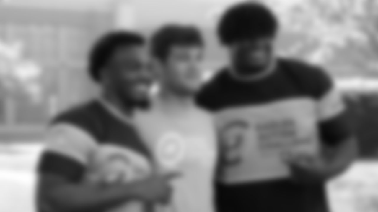 Rookies Nakobe Dean and Jordan Davis pose for a photo with one of the many volunteers.