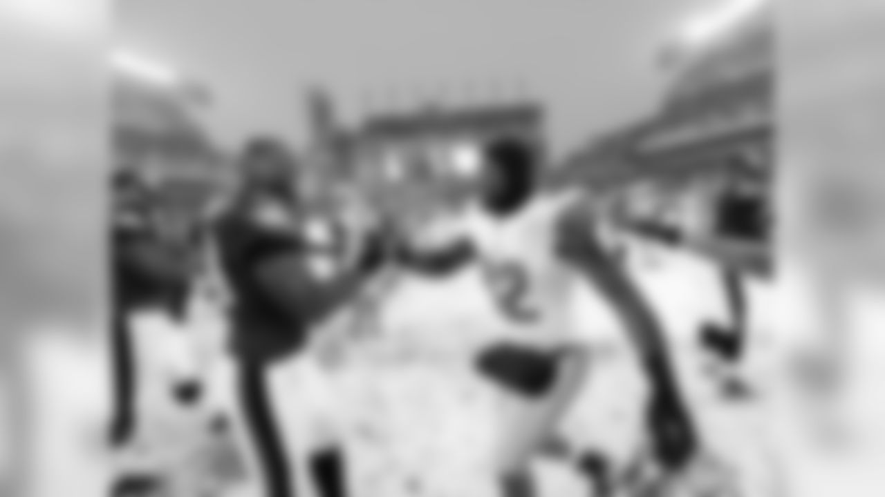 Eagles' LB DeMeco Ryans shakes hands with Lions' WR Dorin Dickerson.