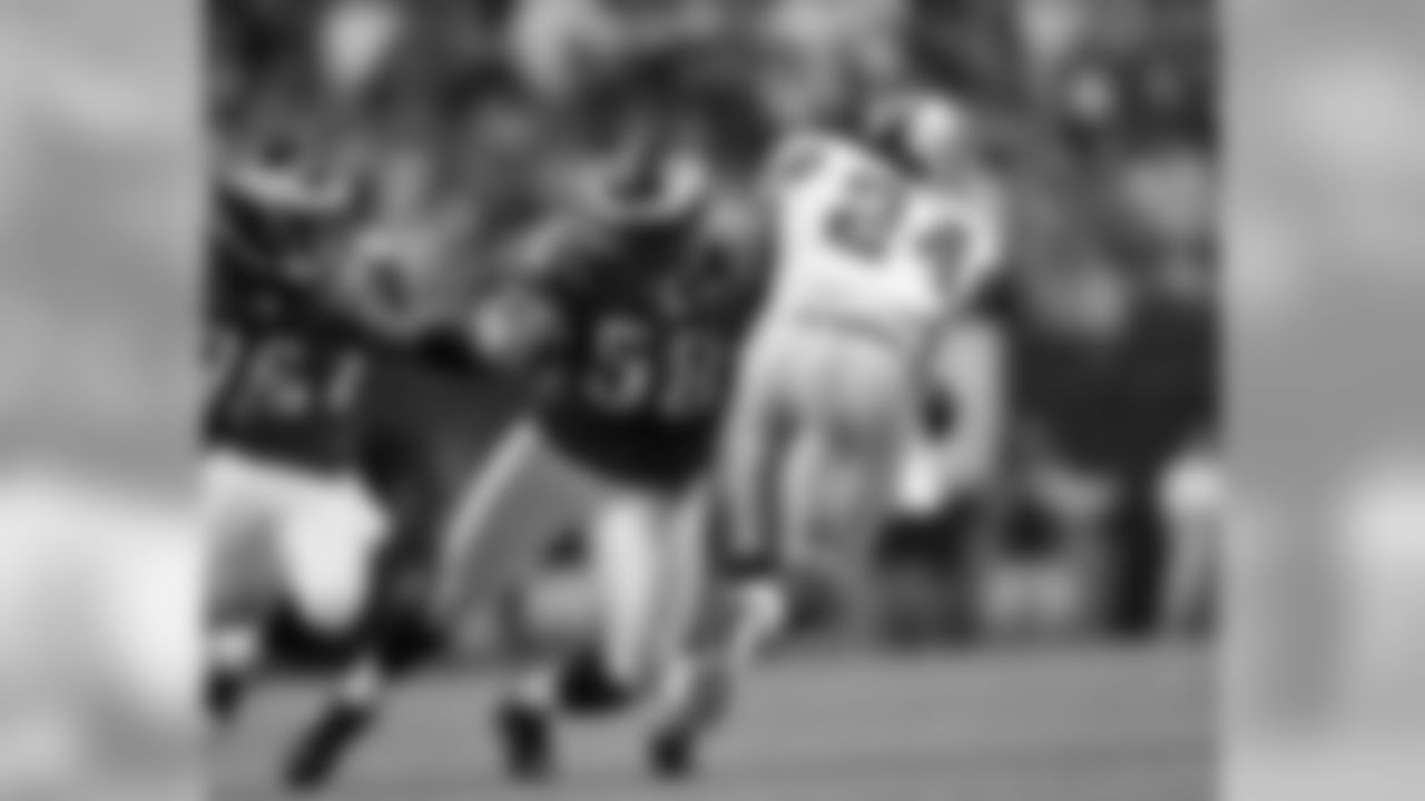 DE Trent Cole tries to make a play on Dallas RB Marion Barber