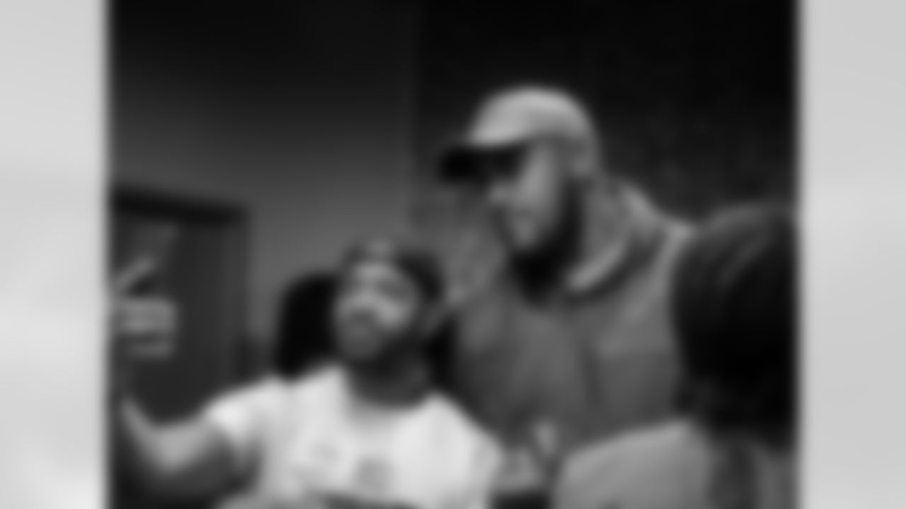 Jordan Mailata taking a selfie with a fan