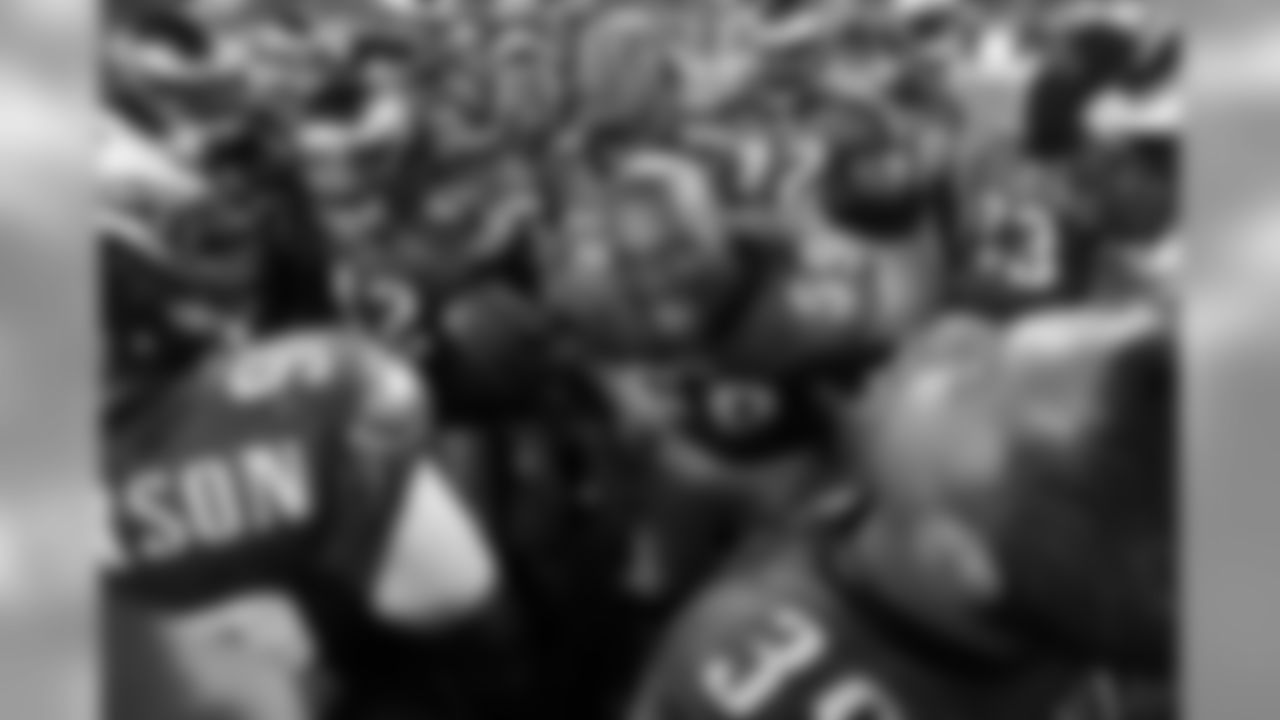 LB DeMeco Ryans pumps up the team