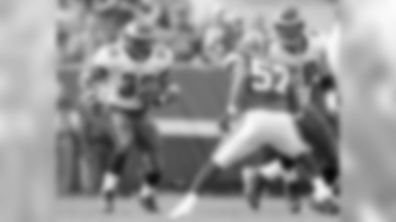 RB Brian Westbrook with the carry