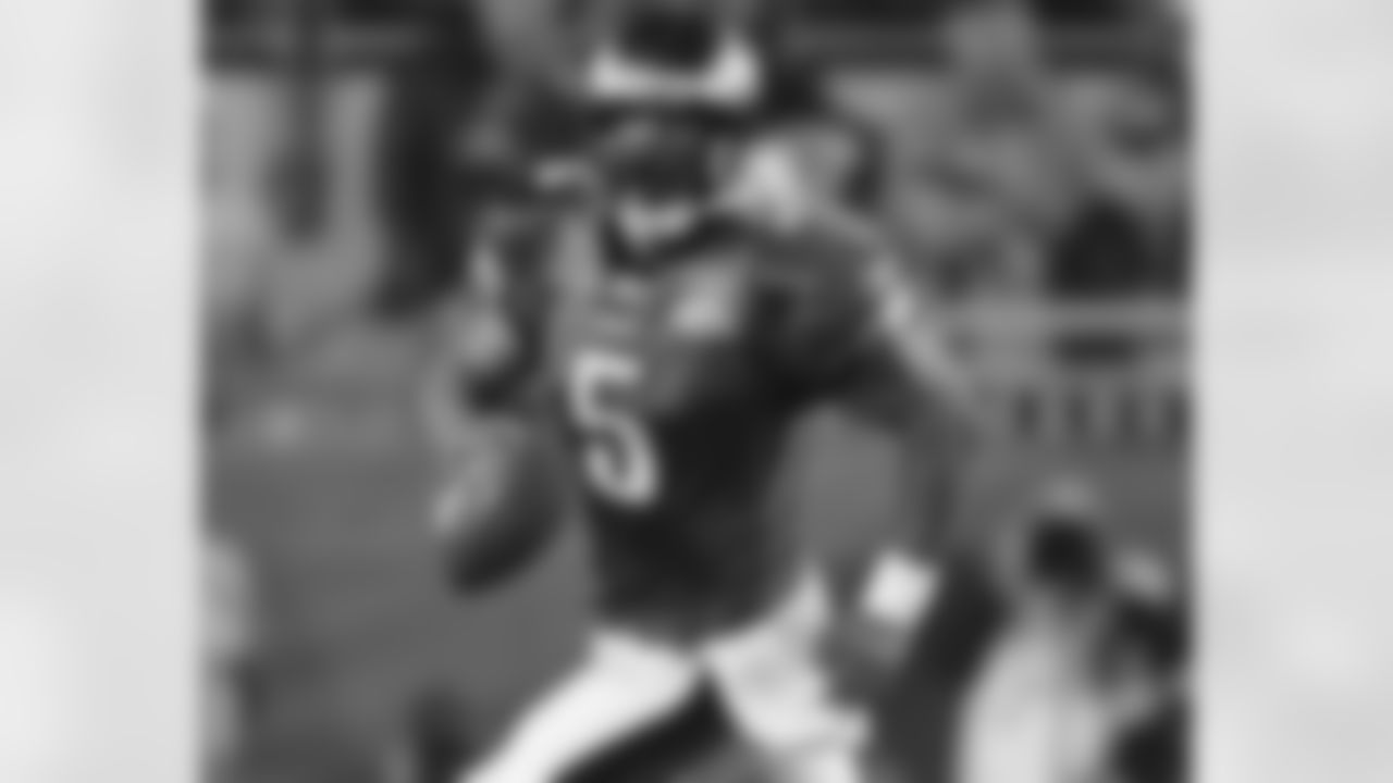 QB Donovan McNabb rolls out