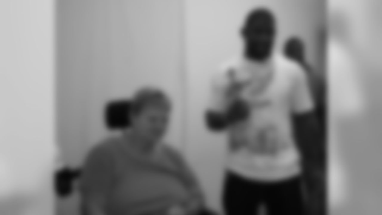 LB Akeem Jordan and WR Jason Avant visited Magee Rehabilitation Hospital to assist in strenghtening patients through video games like Nintendo Wii