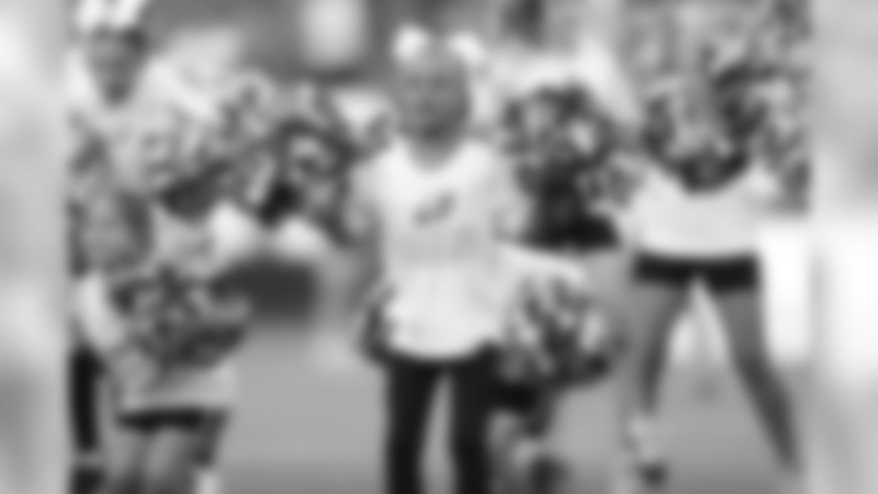 Youth cheerleaders joined the Eagles Cheerleaders for a pregame routine