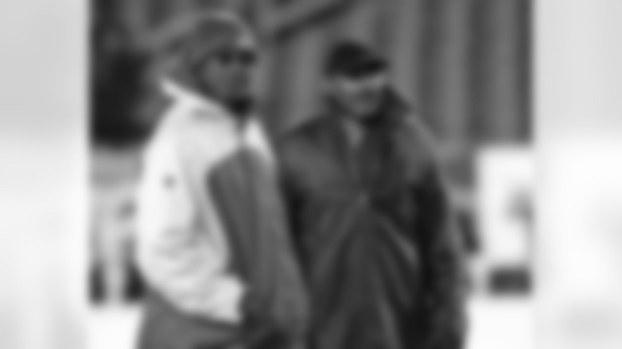 Former Eagles Harold Carmichael and Mike Quick relax pregame