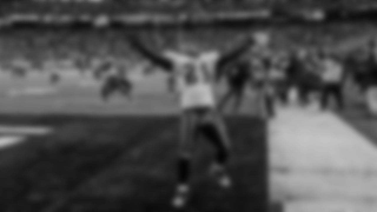 CB Joselio Hanson celebrates the victory