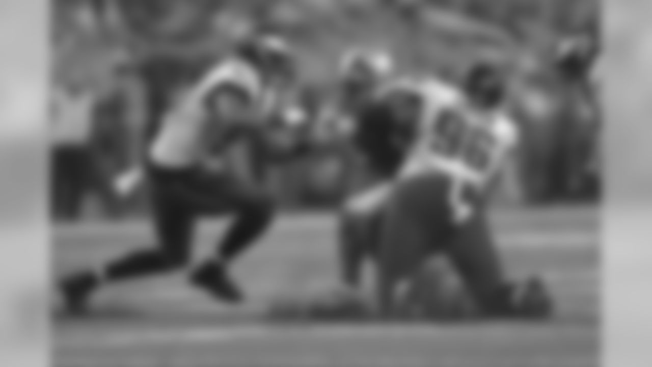 LB Marcus Smith, DT Bennie Logan
