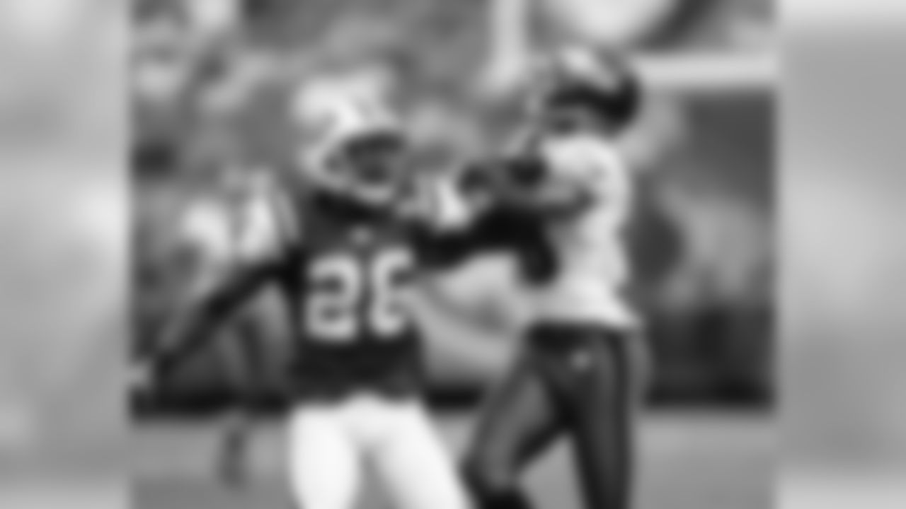 Former Eagles CB Lito Sheppard was called for pass interference on WR Jeremy Maclin