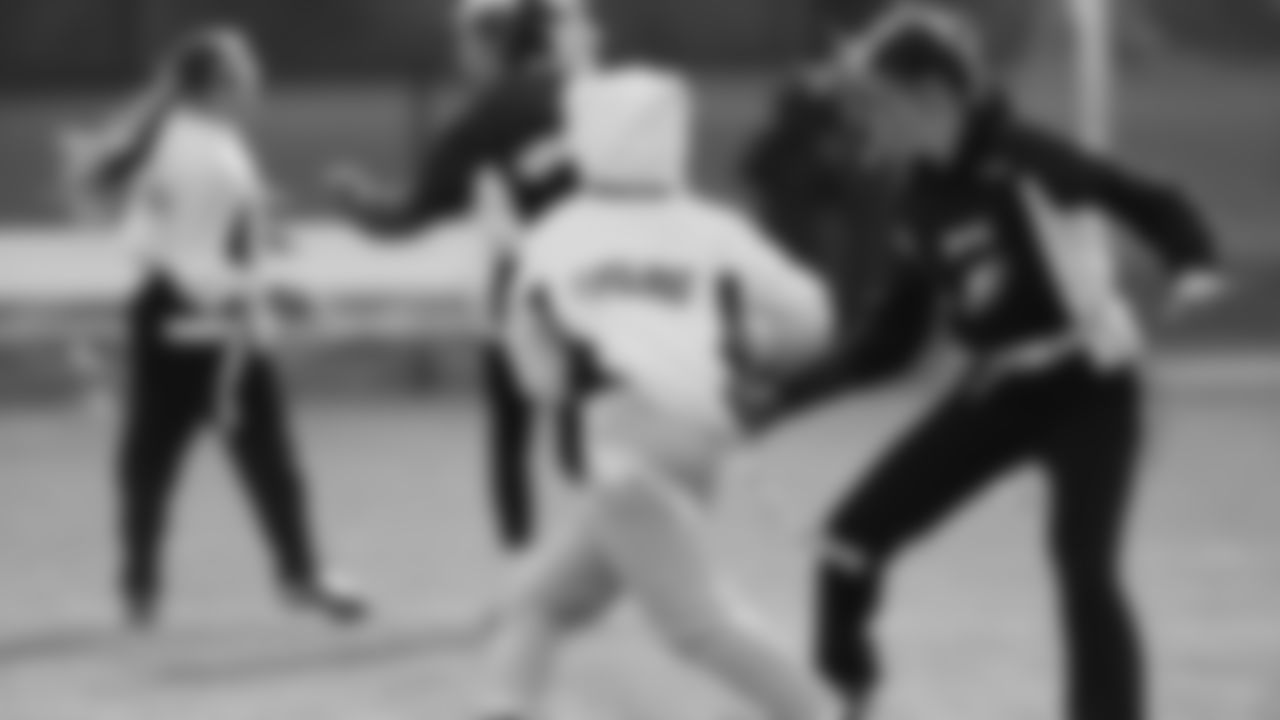 Player pulling off flag belt