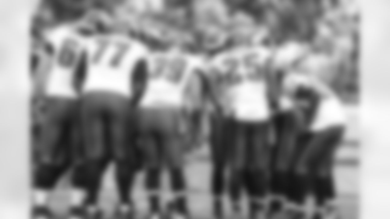 Eagles' offense huddles up