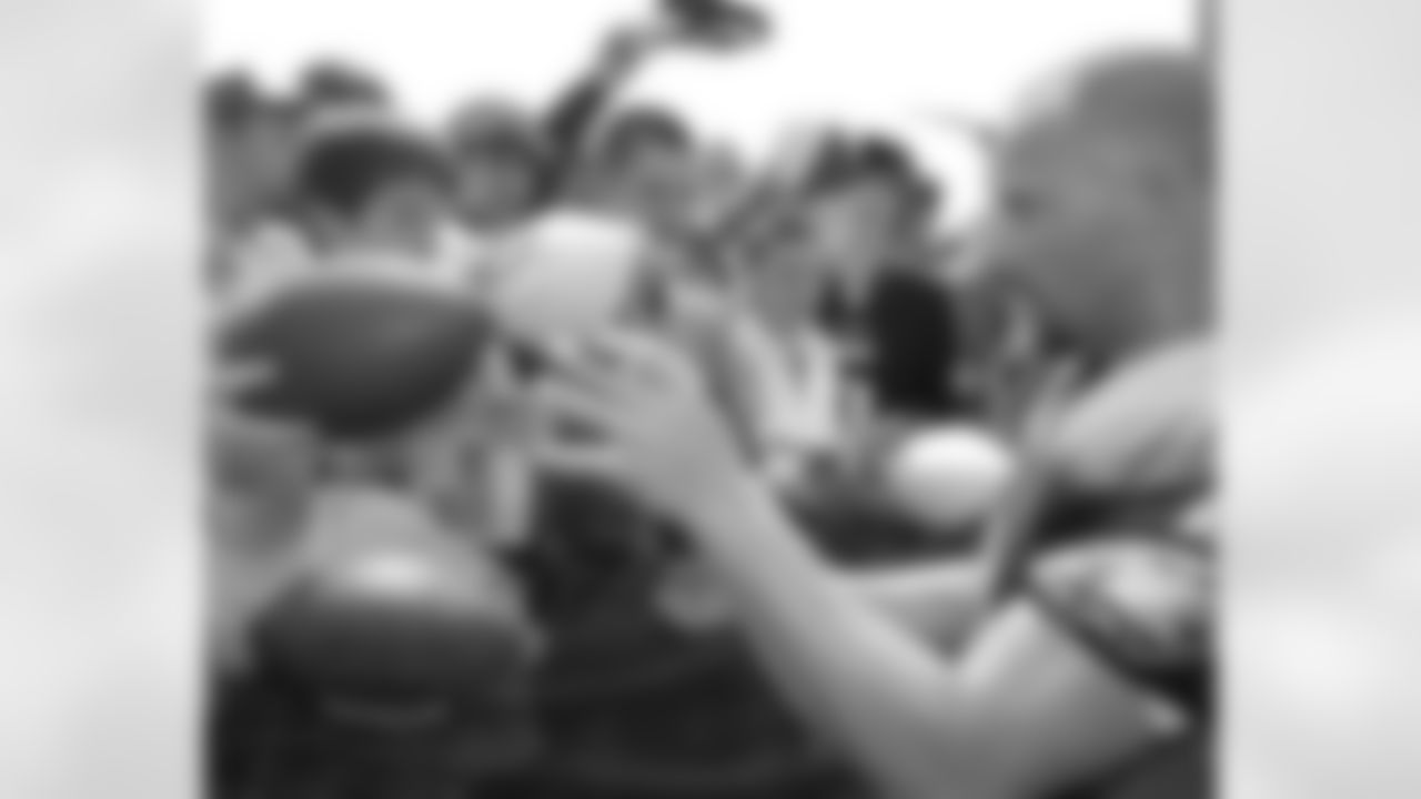 K David Akers signs for fans following practice