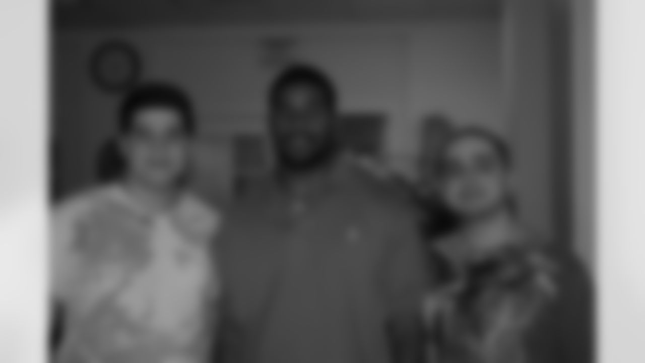 Quitin Demps shares some time with two fans