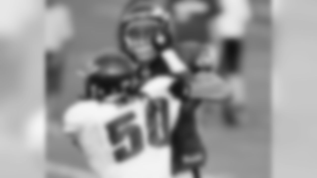 TE Brent Celek blocks LB Ernie Sims