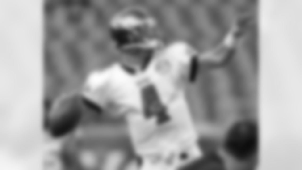 Rookie QB Kevin Kolb gets ready for his first game at Lincoln Financial Field.