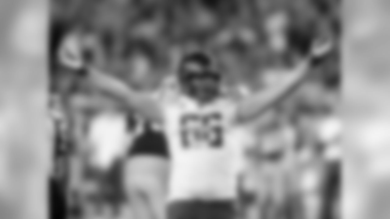 DE Taylor Hart celebrating after the play