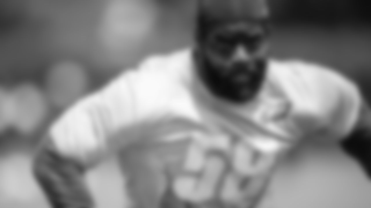 LB Genard Avery