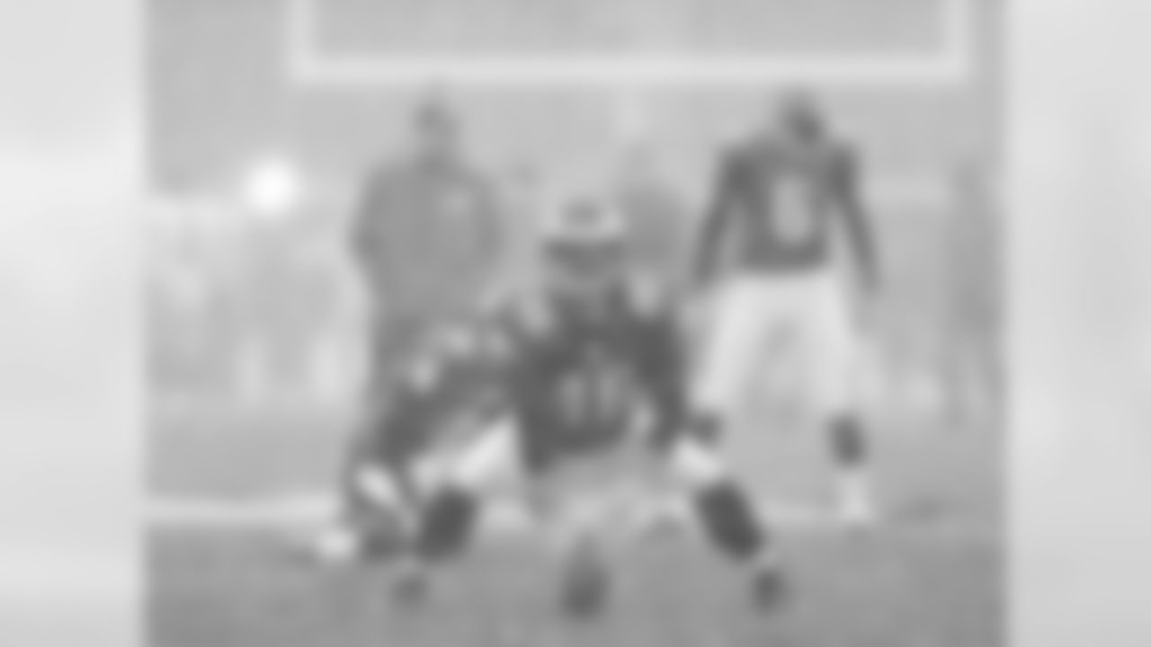 Eagles' LS Jon Dorenbos practices snapping the football in the snow.